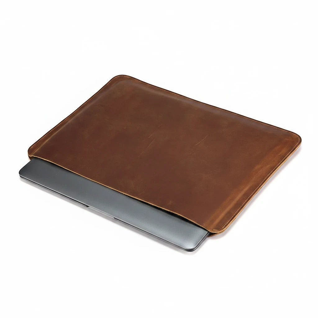Brązowy pokrowiec na laptopa SchoolKit z eko-skóry typu crazy horse z widocznym szarym laptopem wewnątrz