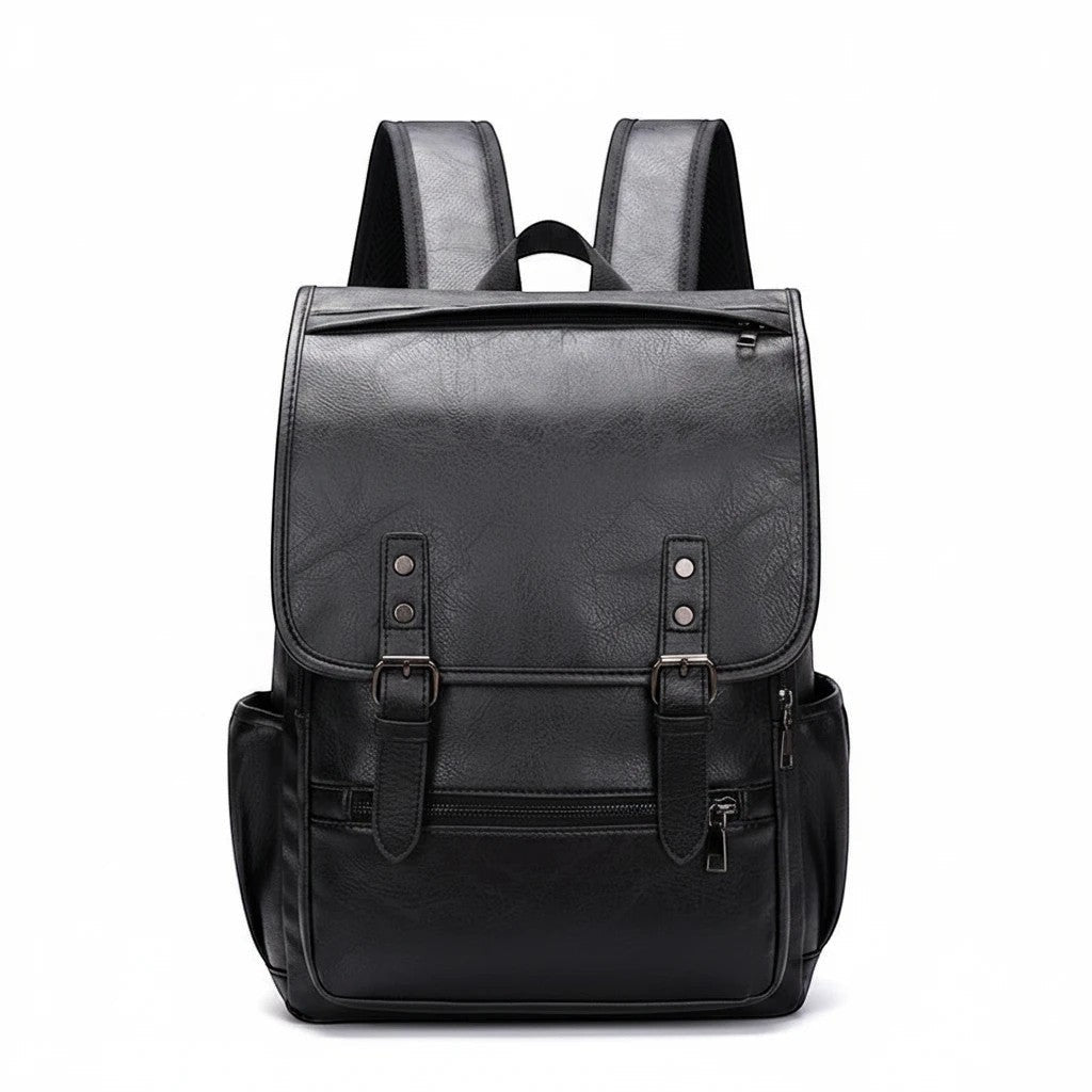 Czarny plecak szkolny SchoolKit z wytrzymałego materiału z klapą, klamrami i wygodnymi wyściełanymi szelkami.