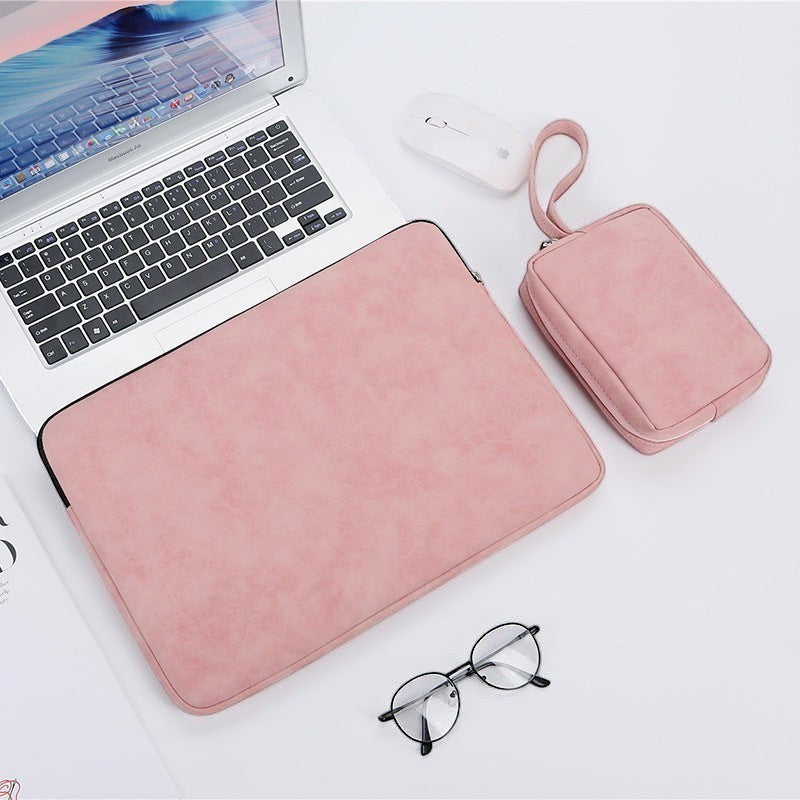 Zestaw SchoolKit: różowy pokrowiec na laptopa 14 cali z miękką wyściółką oraz pasująca kosmetyczka z paskiem na rękę.
