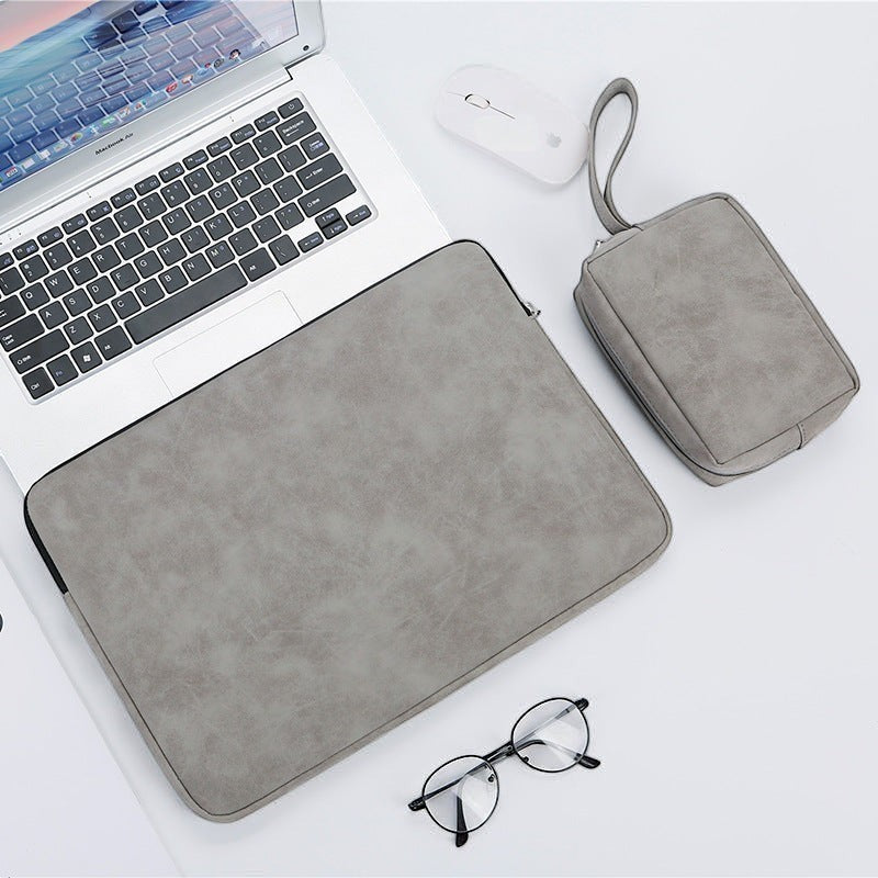 Szary pokrowiec na laptopa 14 cali SchoolKit z pasującym etui, myszką i okularami na białym tle